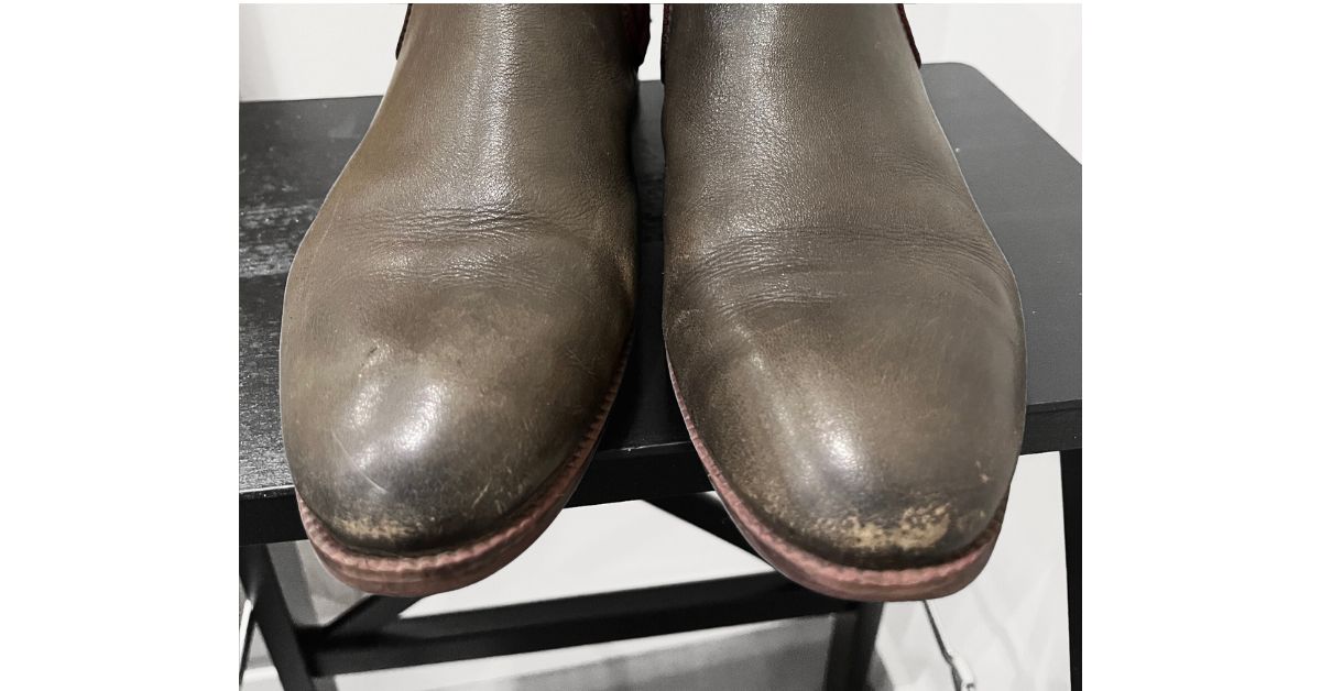 Oprava odřených okopaných špiček zimních kožených chelsea bot